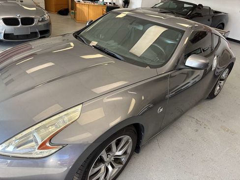 Used 2011 Nissan 370Z Coupe RWD image 3