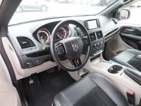 Used 2018 Dodge Grand Caravan SXT image 10