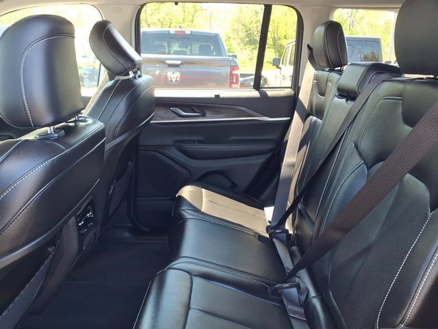 Used 2023 Jeep Grand Cherokee Limited w/ Luxury Tech Group II AWD/4WD image 17