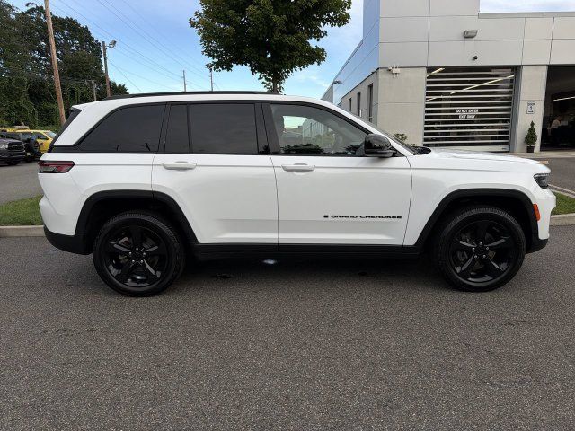 Used 2023 Jeep Grand Cherokee Altitude AWD/4WD image 9