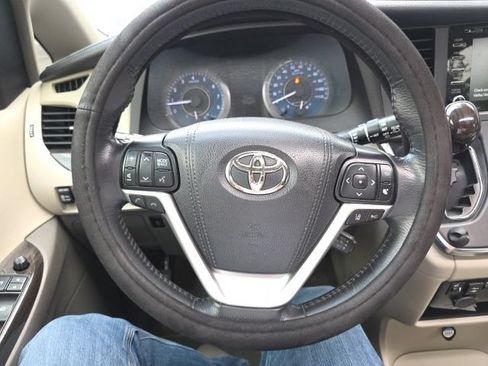 Used 2018 Toyota Sienna XLE w/ XLE Navigation Package FWD image 13