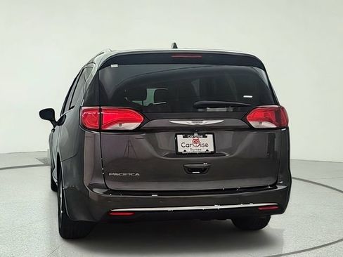 Used 2019 Chrysler Pacifica Touring-L FWD image 5