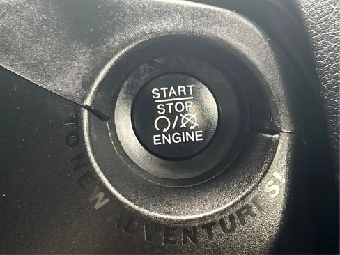 Used 2018 Jeep Renegade Latitude w/ Cold Weather Group AWD/4WD image 38