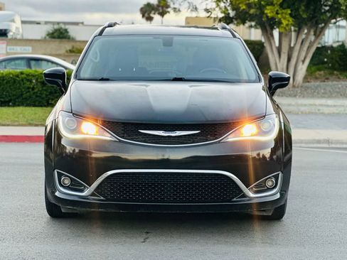 Used 2020 Chrysler Pacifica Touring-L FWD image 1