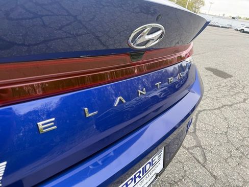 Used 2023 Hyundai Elantra SE w/ Preferred Accessory Package FWD image 13