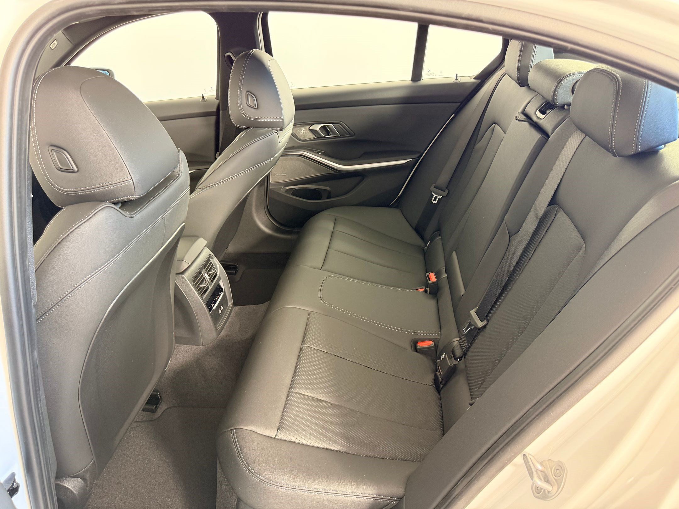 Used 2026 BMW 330i Sedan w/ Premium Package RWD image 13