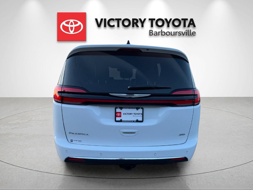 Used 2025 Chrysler Pacifica Select AWD/4WD image 4