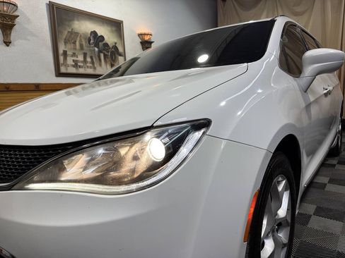 Used 2017 Chrysler Pacifica Touring-L Plus w/ Tire & Wheel Group FWD image 8