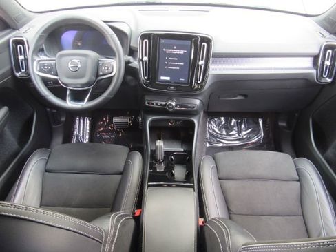 Used 2022 Volvo XC40 P8 Recharge Plus image 3