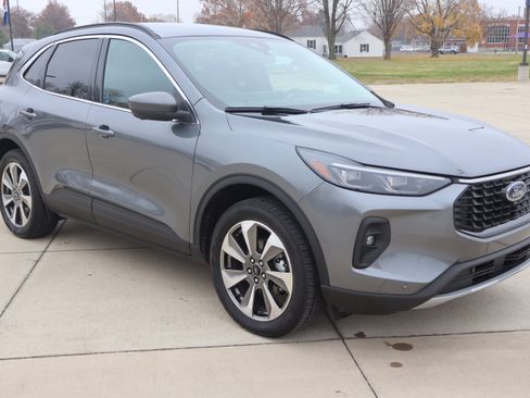 Used 2025 Ford Escape Platinum w/ Premium Technology Package image 3