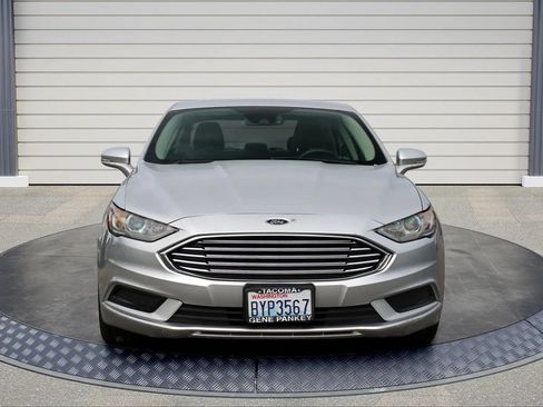 Used 2018 Ford Fusion SE FWD image 2