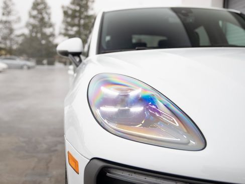 Certified 2025 Porsche Macan image 13