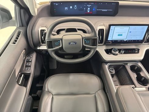 Used 2025 Ford Expedition Active image 26
