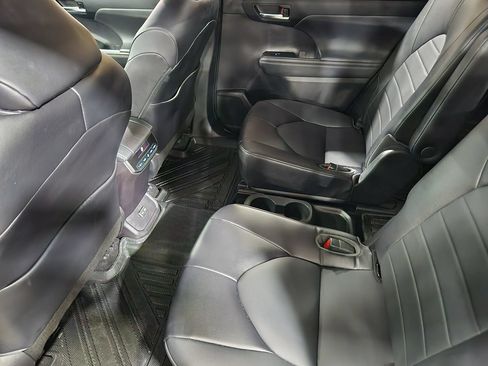 Used 2022 Toyota Highlander XLE FWD image 52