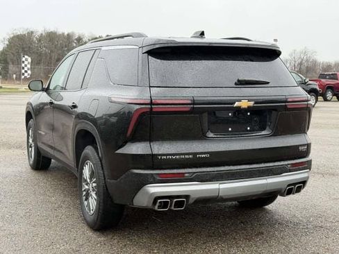Used 2025 Chevrolet Traverse LT image 6