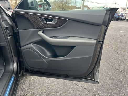 Used 2022 Audi Q8 Premium image 33