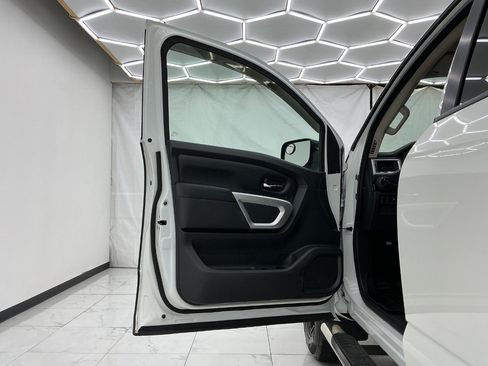 Used 2019 Nissan Titan SV AWD/4WD image 18