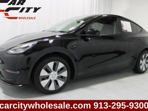 Used 2023 Tesla Model Y Long Range AWD/4WD image 1