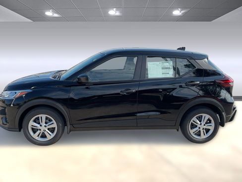 New 2025 Nissan Kicks Play S image 2