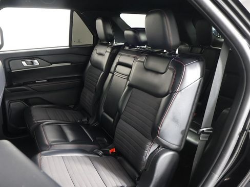 Used 2025 Ford Explorer ST-Line w/ ST-Line Street Pack AWD/4WD image 32