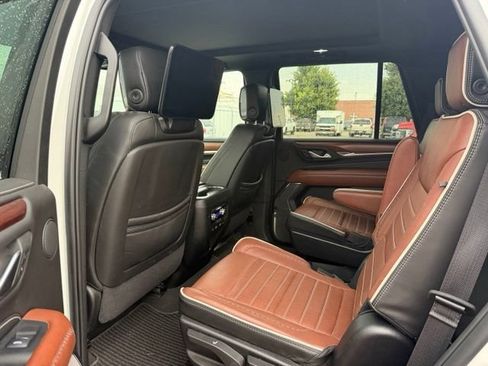 Used 2024 GMC Yukon Denali Ultimate AWD/4WD image 7
