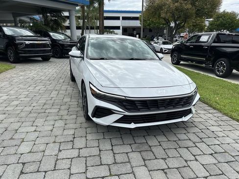 Used 2025 Hyundai Elantra SEL FWD image 17