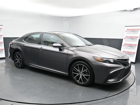 Used 2023 Toyota Camry SE image 2
