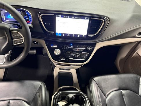 Used 2023 Chrysler Pacifica Touring-L FWD image 58