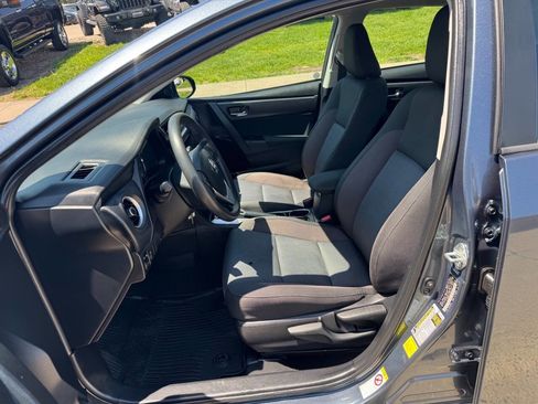 Used 2018 Toyota Corolla LE FWD image 12