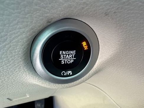 Used 2023 Chrysler Pacifica Limited image 35