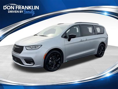 New 2026 Chrysler Pacifica Select w/ S Appearance Package