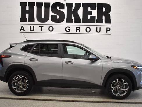 Used 2025 Chevrolet Trax LT w/ LT Convenience Package FWD image 2