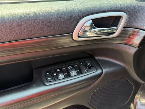 Used 2019 Jeep Grand Cherokee Laredo AWD/4WD image 17