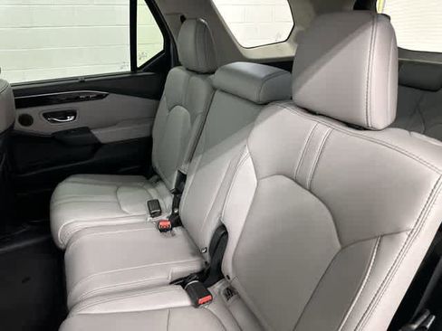 Used 2025 Honda Pilot Touring image 14