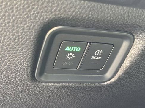 Used 2025 Porsche Cayenne AWD/4WD image 25