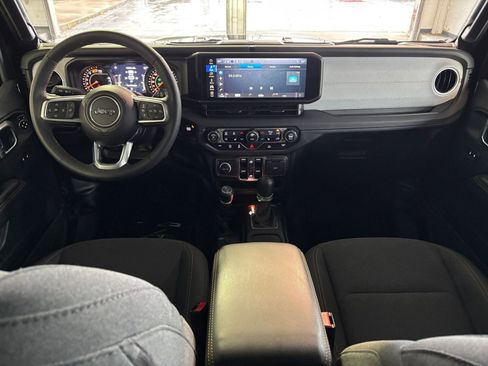 Used 2025 Jeep Wrangler Sahara image 32