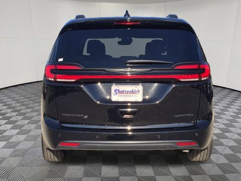 Used 2025 Chrysler Pacifica Limited image 7
