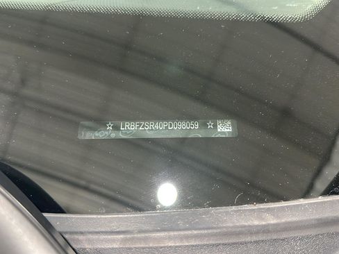 Used 2023 Buick Envision Avenir image 32