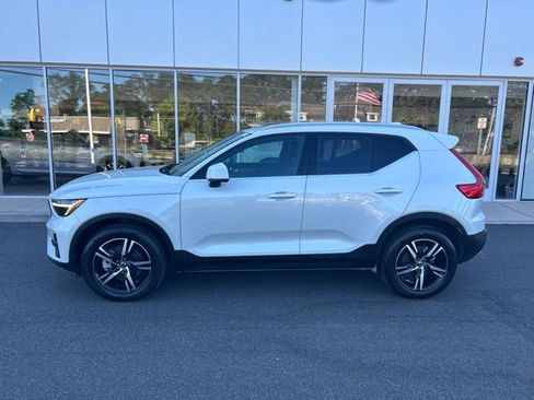 Used 2025 Volvo XC40 B5 Core AWD/4WD image 2