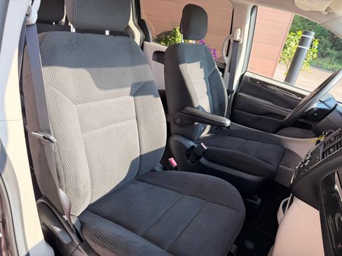 Used 2017 Dodge Grand Caravan SE FWD image 18