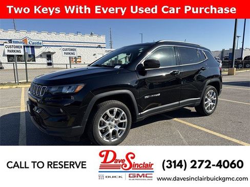 Used 2022 Jeep Compass Latitude image 1