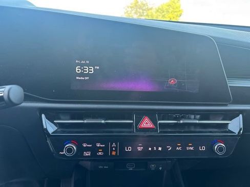 Used 2024 Kia Niro EX w/ EX Cold Weather Package FWD image 2