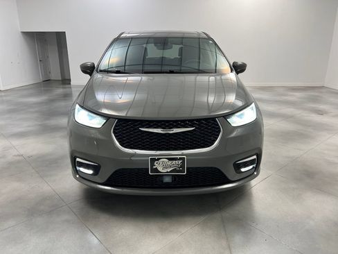 Used 2023 Chrysler Pacifica Touring-L FWD image 3