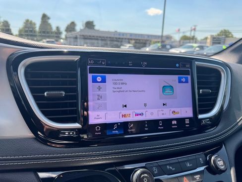 Used 2025 Chrysler Pacifica Limited FWD image 10