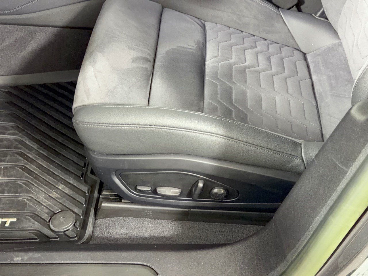 Used 2023 Audi e-tron GT Premium Plus AWD/4WD image 16