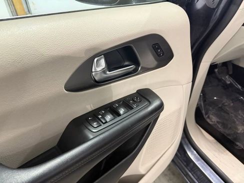 Used 2019 Chrysler Pacifica Limited w/ Tire & Wheel Group image 11
