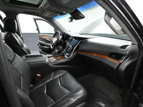 Used 2017 Cadillac Escalade ESV Luxury image 51