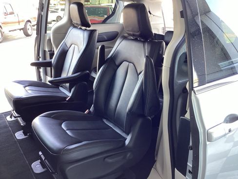 Used 2024 Chrysler Pacifica Select image 13