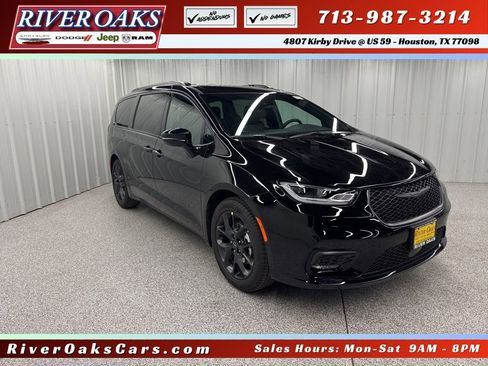 New 2026 Chrysler Pacifica Select image 1