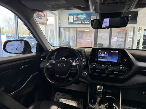 Used 2022 Toyota Highlander XLE AWD/4WD image 26